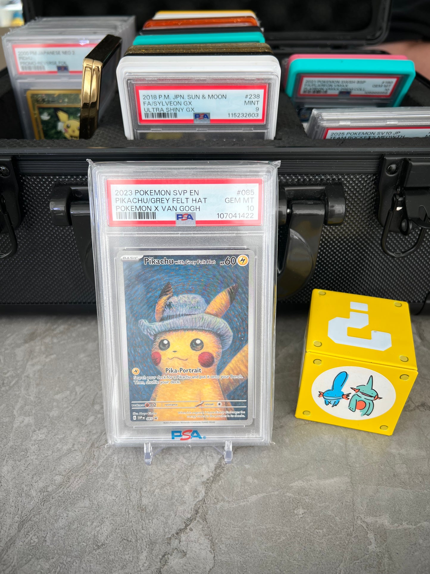 PSA 10 – Pikachu 2023 Pokémon English SVP Van Gogh Promo #085 Pikachu w/Grey Felt Hat